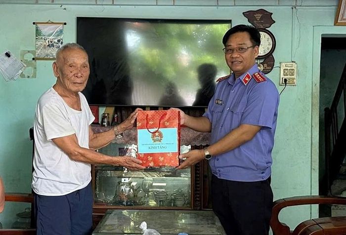  Đoàn công tác thăm hỏi các đồng chí nguyên lãnh đạo đơn vị.