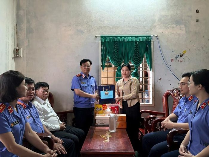  Đoàn công tác phối hợp thăm hỏi, tặng quà các gia đình thương binh, liệt sĩ, người có công với cách mạng.