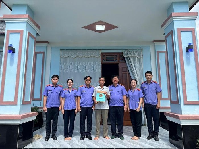  Đoàn công tác cũng bày tỏ sự trân trọng trước những đóng góp to lớn của các đồng chí nguyên lãnh đạo trong quá trình công tác.