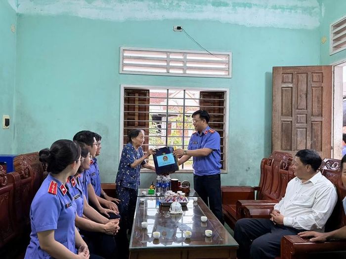  Đoàn công tác VKSND khu vực 4 thăm hỏi Mẹ Việt Nam Anh hùng Thẩm Thị Thanh.