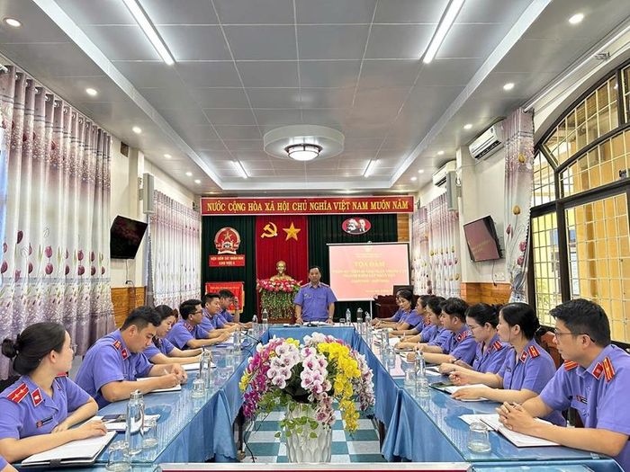  Đồng chí Bạch Xuân Hòa, Viện trưởng VKSND khu vực 4 phát biểu tại buổi Tọa đàm.