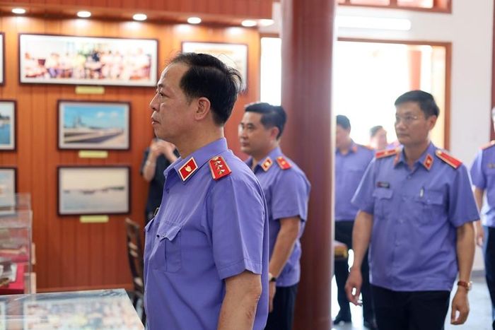 Đồng chí Trần Hải Quân và các thành viên đoàn công tác VKSND tối cao xem những kỷ vật lưu giữ tại Nhà tưởng niệm đồng chí Trần Hữu Dực.