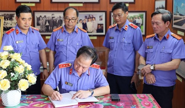 Đồng chí Trần Hải Quân ghi sổ lưu niệm tại Nhà tưởng niệm đồng chí Trần Hữu Dực ở tỉnh Quảng Trị.