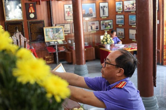 Đồng chí Nguyễn Mạnh Hưng - Phó Tổng biên tập Báo Bảo vệ pháp luật thắp hương tri ân tại Nhà tưởng niệm đồng chí Trần Hữu Dực.