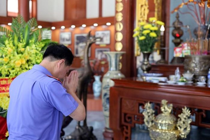 Đồng chí Trần Hải Quân - Ủy viên Ban Thường vụ Đảng ủy, Phó Viện trưởng VKSND tối cao thắp hương tri ân đồng chí Trần Hữu Dực.