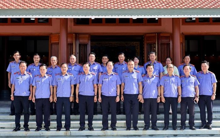Các thành viên đoàn công tác VKSND tối cao chụp ảnh lưu niệm tại Nhà tưởng niệm đồng chí Trần Hữu Dực.