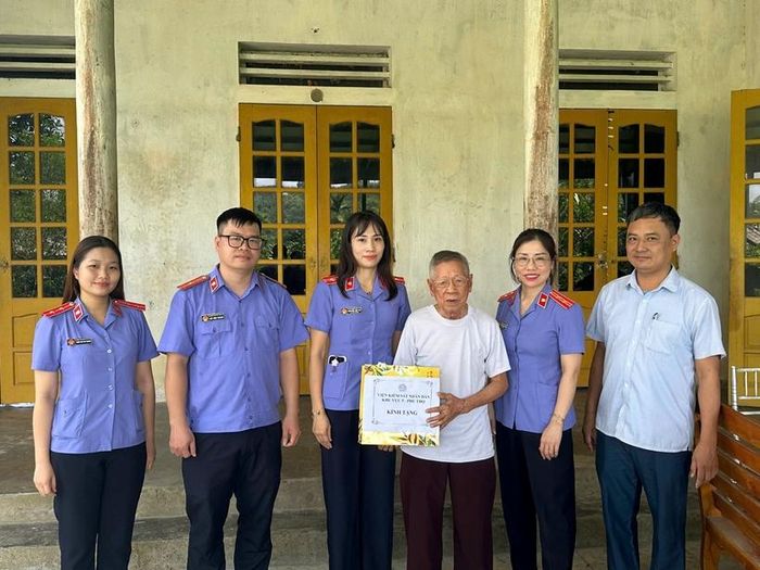  VKSND khu vực 5 trao quà tặng người có công với cách mạng.