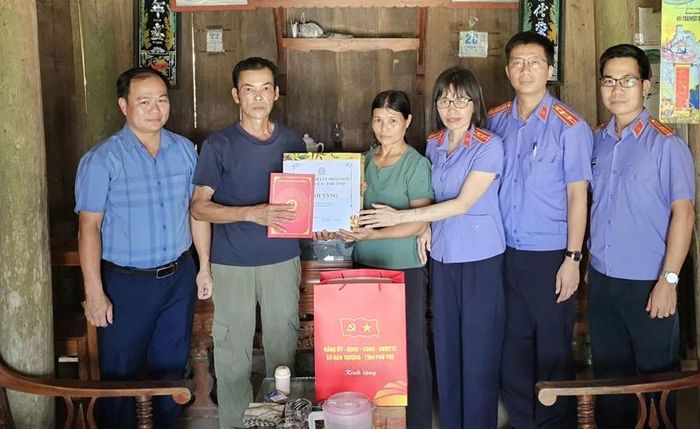 Đoàn công tác VKSND khu vực 5 trao quà tặng gia đình liệt sĩ.