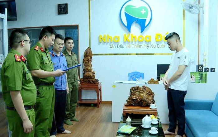 Cơ quan điểu tra tiến hành Lệnh khám xét Phòng khám do Hoàng Trọng Nguyên làm chủ. Ảnh: CALS