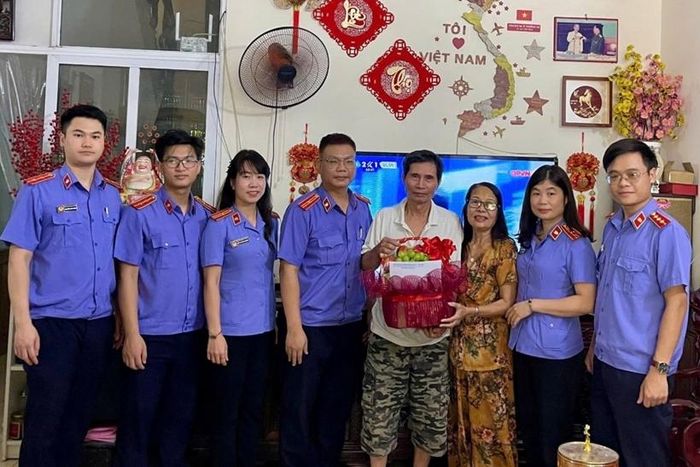 Đại diện lãnh đạo VKSND khu vực 1 cùng các đồng chí Kiểm sát viên, công chức đơn vị đến thăm, tặng quà gia đình gia đình chính sách.