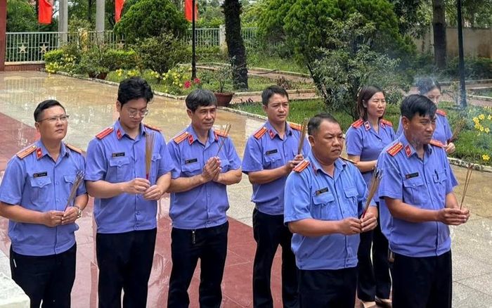  Đoàn kính cẩn dâng hoa, dâng hương bày tỏ lòng biết ơn sâu sắc đối với công lao to lớn của các anh hùng liệt sĩ.