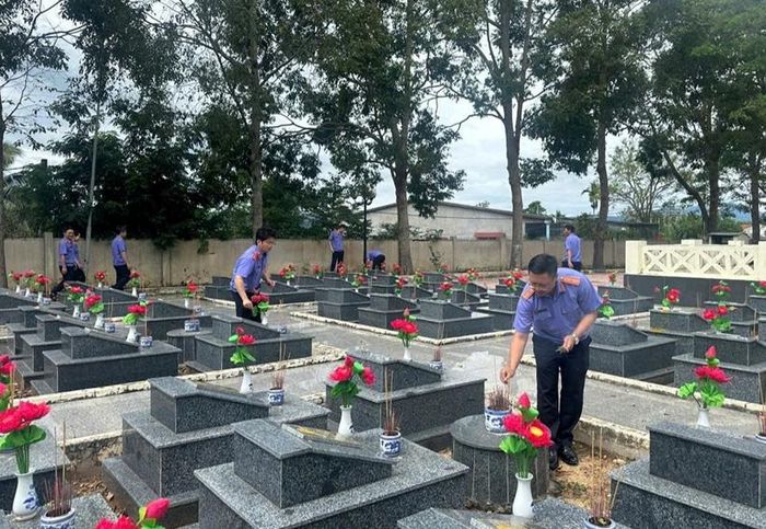  Hoạt động dâng hương tri ân là dịp để cán bộ, công chức VKSND khu vực 6 ôn lại truyền thống yêu nước, đạo lý “Uống nước nhớ nguồn”, “Đền ơn đáp nghĩa” của dân tộc Việt Nam.