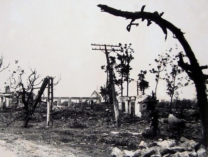  Khâm Thiên sau trận bom B-52 cuối tháng 12/1972. Nhiều tuyến điện bị tàn phá nặng nề trước khi được khẩn trương khôi phục. (Ảnh tư liệu)