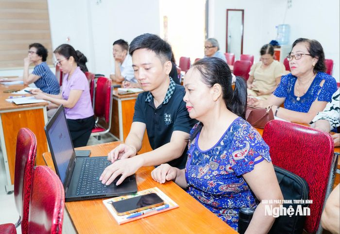 Hướng dẫn các kỹ năng ứng dụng công nghệ thông tin cho các cựu giáo chức. Ảnh: T.L