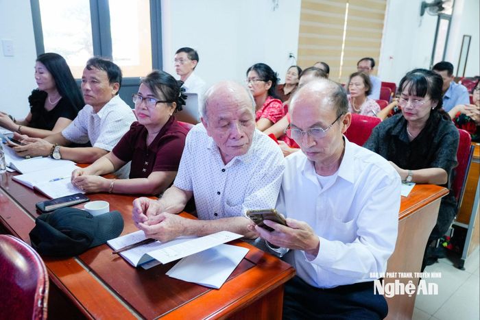 Lớp học có sự tham gia của nhiều cán bộ, thầy giáo, cô giáo cao tuổi, trong đó có người đã ngoài 80. Ảnh: T.L