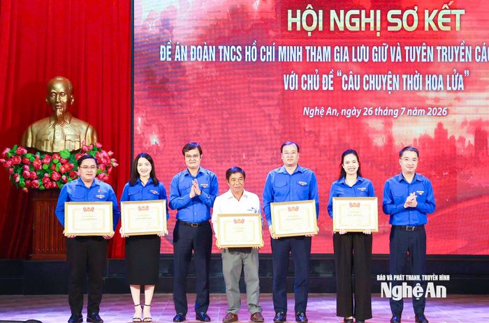 Lãnh đạo Trung ương Đoàn trao tặng Bằng khen cho các tập thể và cá nhân có nhiều thành tích xuất sắc trong 1 năm thực hiện Đề án. Ảnh: Mai Hoa