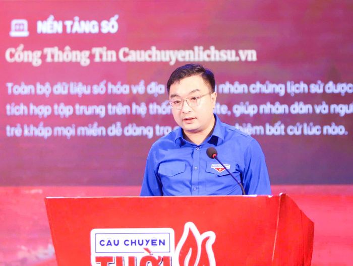 Phó Bí thư Thường trực phụ trách Tỉnh đoàn Nghệ An Hồ Phúc Hải tham luận tại hội nghị về kinh nghiệm triển khai thực hiện Đề án cùng với phát huy giá trị các địa chỉ đỏ và nhân chứng lịch sử trong lưu giữ, số hóa và lan tỏa “Câu chuyện thời hoa lửa”. Ảnh: Mai Hoa