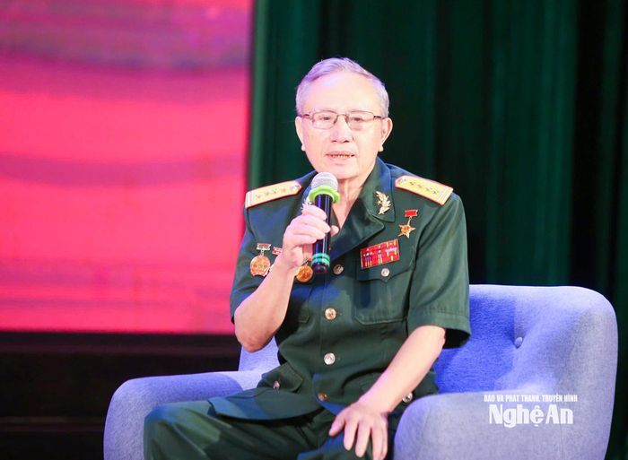 Anh hùng Lực lượng vũ trang nhân dân Trần Hữu Bào chia sẻ những câu chuyện lịch sử tại hội nghị. Ảnh: Mai Hoa