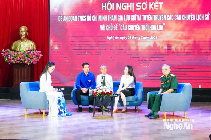 Chương trình giao lưu với các nhân chứng lịch sử và thế hệ trẻ tham gia công tác lưu giữ, lan tỏa các câu chuyện "Thời hoa lửa". Ảnh: Mai Hoa
