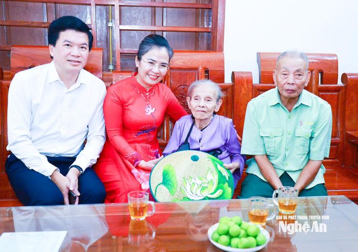 Các đồng chí: Võ Thị Minh Sinh – Phó Bí thư Tỉnh ủy, Chủ tịch Ủy ban MTTQ Việt Nam tỉnh; Nguyễn Đình Hùng - Ủy viên Ban Thường vụ Tỉnh ủy, Phó Chủ tịch Thường trực Ủy ban MTTQ Việt Nam tỉnh tặng quà cho bà Trần Thị Thông. Ảnh: Mai Hoa