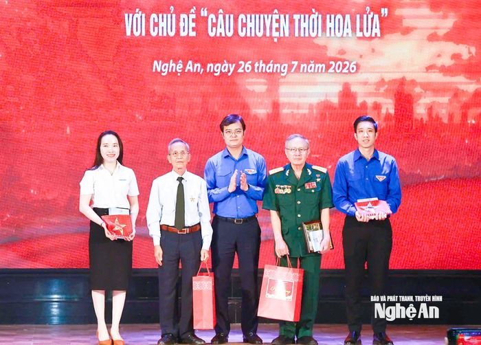 Đồng chí Bùi Quang Huy - Ủy viên Ban Chấp hành Trung ương Đảng, Bí thư thứ nhất Ban Chấp hành Trung ương Đoàn tặng quà cho các đại biểu tham gia chương trình giao lưu tại hội nghị. Ảnh: Mai Hoa