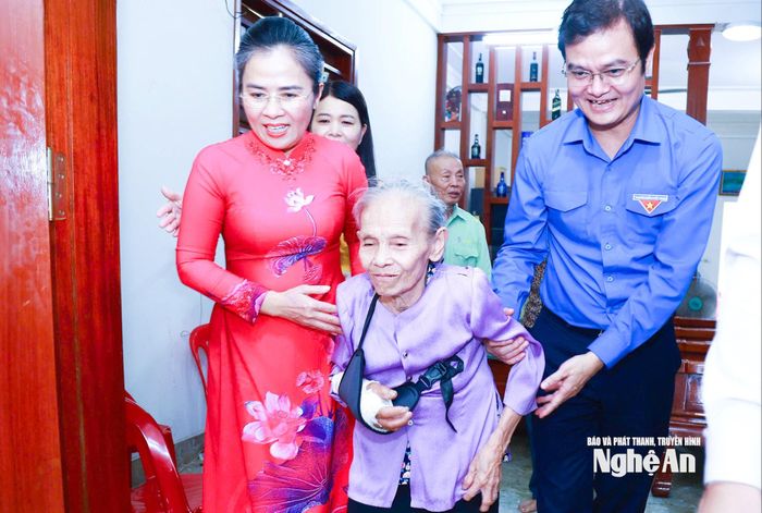 Lãnh đạo Trung ương Đoàn và tỉnh Nghệ An thăm hỏi bà Trần Thị Thông. Ảnh: Mai Hoa