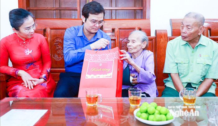 Đồng chí Bùi Quang Huy - Ủy viên Ban Chấp hành Trung ương Đảng, Bí thư thứ nhất Ban Chấp hành Trung ương Đoàn tặng quà cho bà Trần Thị Thông. Ảnh: Mai Hoa