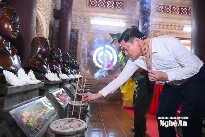 Đồng chí Hoàng Nghĩa Hiếu thắp hương tri ân các liệt sĩ thanh niên xung phong. Ảnh: Thành Cường