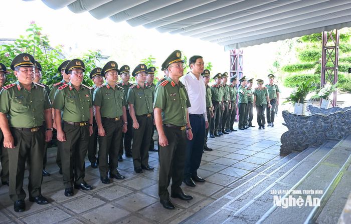 Thứ trưởng Bộ Công an tri ân các Anh hùng liệt sĩ tại Khu Di tích lịch sử Quốc gia Truông Bồn. Ảnh: Thành Cường