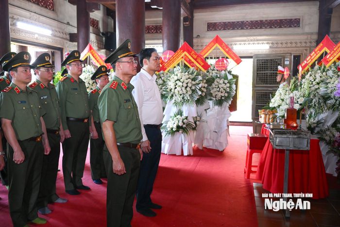 Đoàn công tác Bộ Công an dâng hoa, dâng hương tri ân hơn 1.240 liệt sĩ thanh niên xung phong. Ảnh: Thành Cường