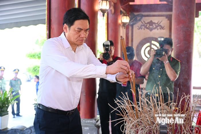 Phó Bí thư Thường trực Tỉnh ủy Hoàng Nghĩa Hiếu thắp hương tri ân 13 liệt sĩ thanh niên xung phong. Ảnh: Thành Cường
