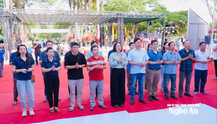 Lãnh đạo Báo và phát thanh, truyền hình Nghệ An cùng ê-kíp thực hiện Chương trình Livestream “Lễ thắp nến tri ân các Anh hùng liệt sĩ” làm lễ trước Đài tưởng niệm liệt sĩ. Ảnh: Thái Dương
