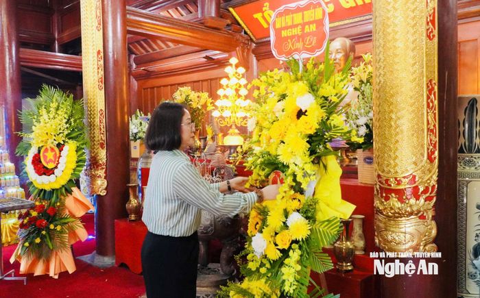 Nhà báo Trần Thị Huyền - Phó Bí thư Đảng ủy, Phó Giám đốc Báo và phát thanh, truyền hình Nghệ An làm lễ dâng hoa. Ảnh: Thái Dương