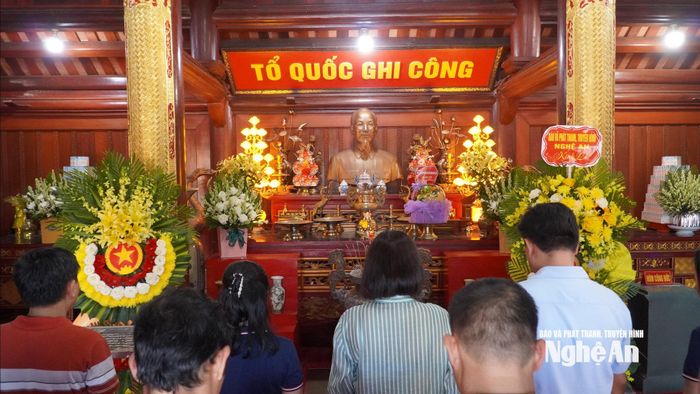 Lãnh đạo Báo và phát thanh, truyền hình Nghệ An dâng hương tại nhà thờ Chủ tịch Hồ Chí Minh và các Anh hùng liệt sĩ ở Nghĩa trang Liệt sĩ quốc tế Việt - Lào. Ảnh: Thái Dương