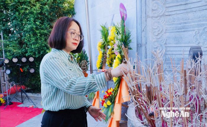Nhà báo Trần Thị Huyền - Phó Bí thư Đảng ủy, Phó Giám đốc Báo và phát thanh, truyền hình Nghệ An dâng hương tưởng niệm các Anh hùng liệt sĩ. Ảnh: Thái Dương
