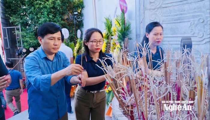 Ê-kíp thực hiện Chương trình Livestream “Lễ thắp nến tri ân các Anh hùng liệt sĩ” dâng hương trước Đài tưởng niệm liệt sĩ. Ảnh: Thái Dương