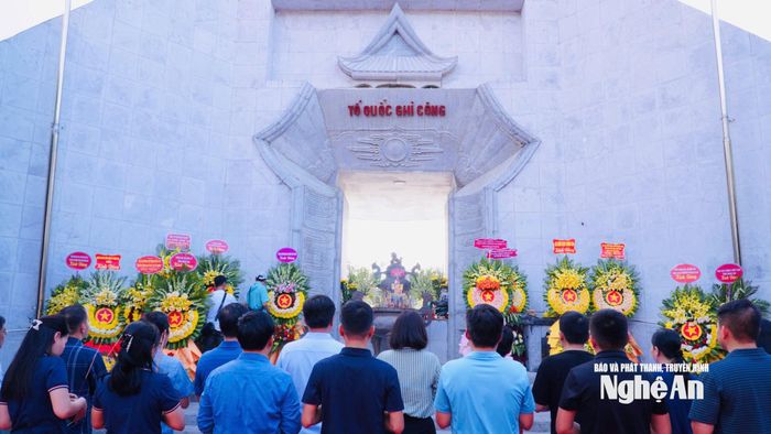 Đài tưởng niệm các Anh hùng liệt sĩ tại Nghĩa trang Liệt sĩ quốc tế Việt - Lào, xã Anh Sơn. Ảnh: Thái Dương