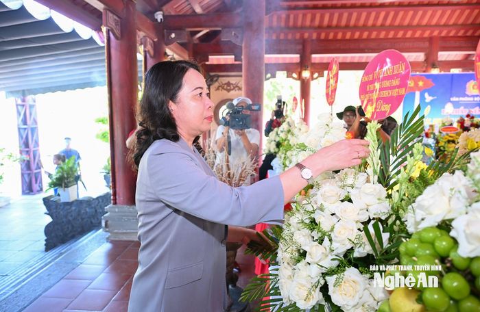 Phó Chủ tịch nước Võ Thị Ánh Xuân dâng lễ trước ngôi mộ tập thể của 13 liệt sĩ thanh niên xung phong. Ảnh: Thành Cường
