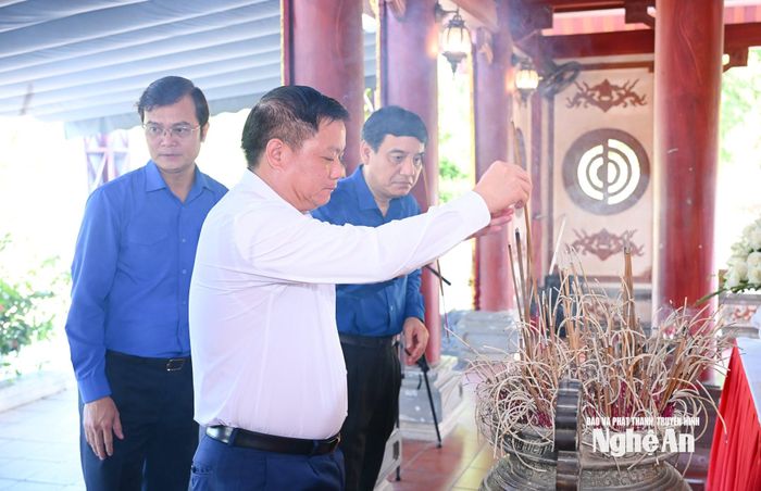 Bí thư Tỉnh ủy Nghệ An Nguyễn Khắc Thận dâng hương tưởng niệm 13 liệt sĩ thanh niên xung phong. Ảnh: Thành Cường