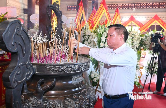 Bí thư Tỉnh ủy Nghệ An Nguyễn Khắc Thận dâng hương tri ân tại Nhà tưởng niệm 1.240 Anh hùng liệt sĩ. Ảnh: Thành Cường