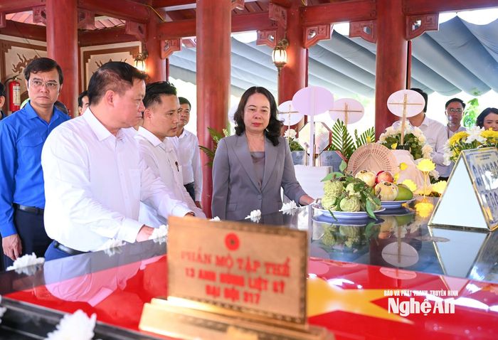 Phó Chủ tịch nước Võ Thị Ánh Xuân nghe giới thiệu về tọa độ lửa Truông Bồn. Ảnh: Thành Cường