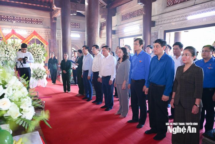 Phó Chủ tịch nước cùng đoàn công tác dâng hương tri ân tại Nhà tưởng niệm 1.240 Anh hùng liệt sĩ. Ảnh: Thành Cường