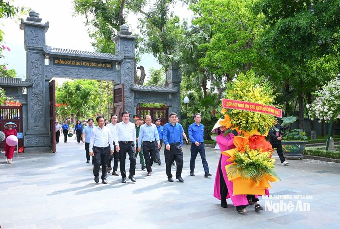 Đoàn đại biểu Trung ương Đoàn về Khu Di tích Quốc gia đặc biệt Kim Liên dâng hương tưởng niệm Chủ tịch Hồ Chí Minh. Ảnh: Thành Cường