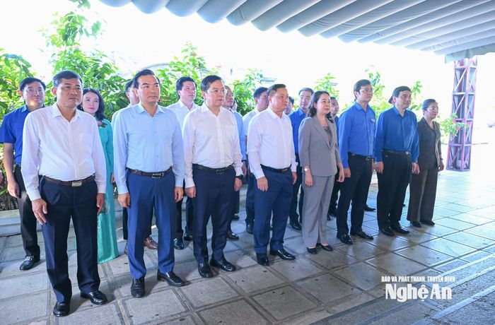 Phó Chủ tịch nước Võ Thị Ánh Xuân dâng hương tưởng niệm các Anh hùng liệt sĩ tại Khu Di tích lịch sử Quốc gia Truông Bồn. Ảnh: Thành Cường