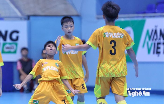 Màn ăn mừng của tiền đạo Tấn Dũng. Ảnh: Đức Anh
