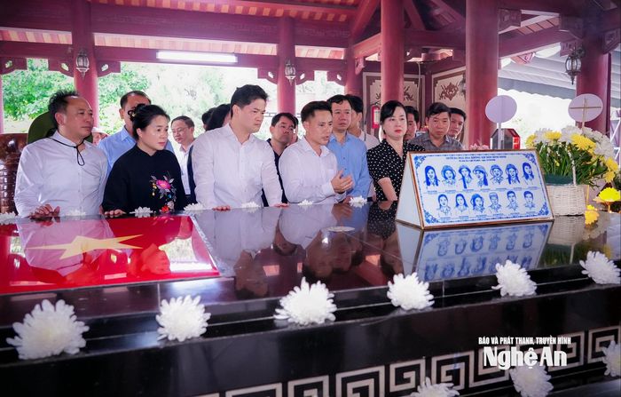 Các đại biểu thăm phần mộ 13 Anh hùng liệt sĩ thanh niên xung phong. Ảnh: Thành Chung