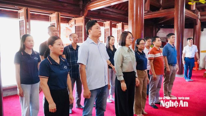 Lãnh đạo Báo và phát thanh, truyền hình Nghệ An cùng ê-kíp thực hiện Chương trình Livestream trực tiếp “Lễ thắp nến tri ân các Anh hùng liệt sĩ” làm lễ tưởng niệm. Ảnh: Thái Dương