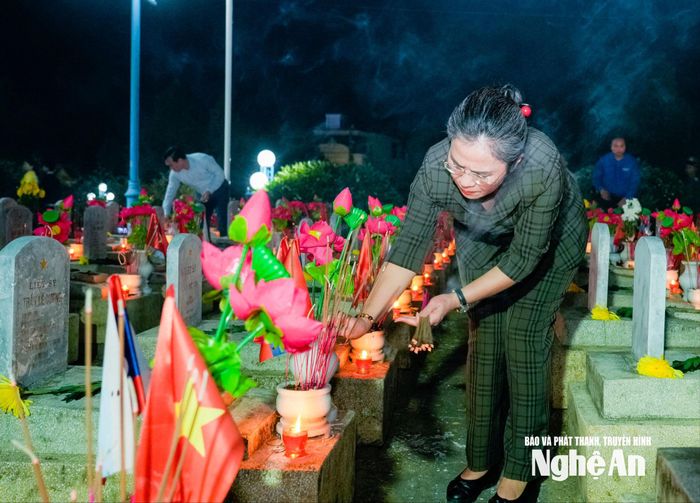 Phó Bí thư Tỉnh ủy, Chủ tịch Ủy ban MTTQ tỉnh Võ Thị Minh Sinh dâng hương tưởng niệm các Anh hùng liệt sĩ. Ảnh: Phạm Bằng