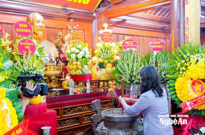Bí thư Trung ương Đảng, Phó Chủ tịch nước Võ Thị Ánh Xuân dâng hương tưởng niệm Chủ tịch Hồ Chí Minh. Ảnh: Phạm Bằng