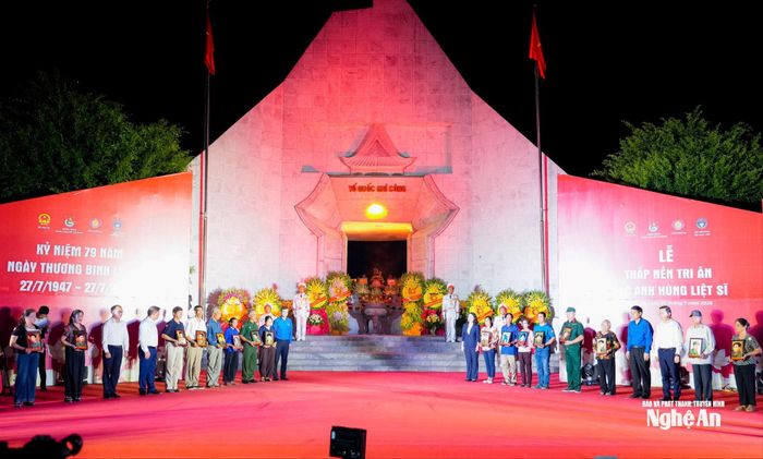 Bí thư Trung ương Đảng, Phó Chủ tịch nước Võ Thị Ánh Xuân cùng lãnh đạo các bộ, ngành Trung ương, tỉnh Nghệ An trao tặng di ảnh cho các gia đình liệt sĩ. Ảnh: Phạm Bằng